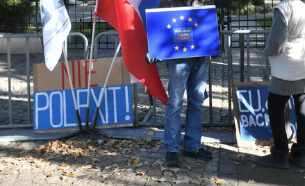 Uczestnicy pikiety przed siedzibą Trybunału Konstytucyjnego, gdy ten rozpatrywał wniosek premiera Ma