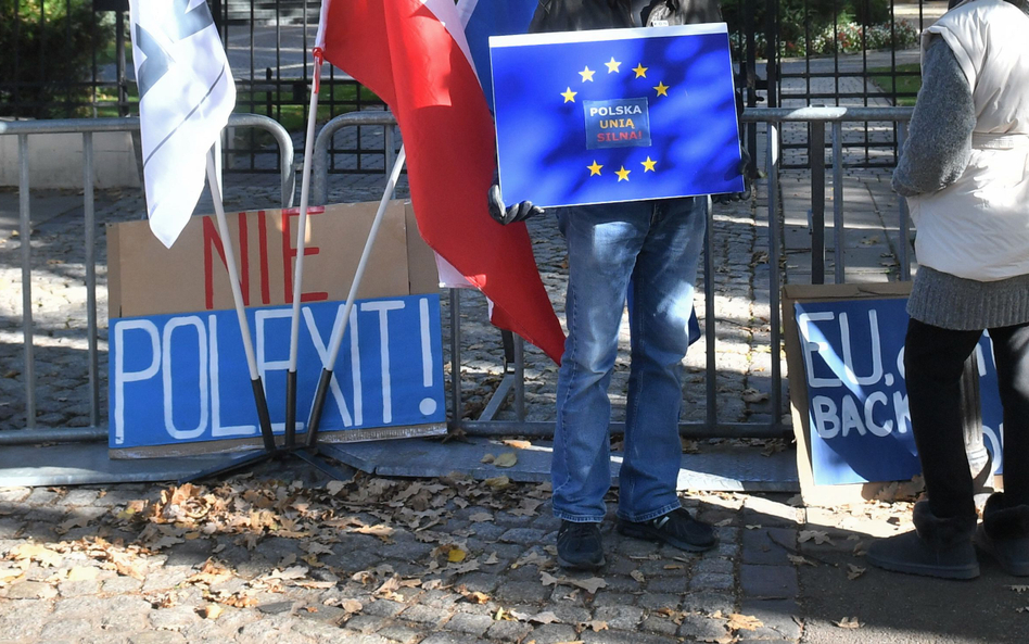 Uczestnicy pikiety przed siedzibą Trybunału Konstytucyjnego, gdy ten rozpatrywał wniosek premiera Ma