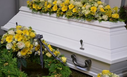 Zakup wieńca na pogrzeb pracownika: bez odliczenia VAT, ale i bez podatku