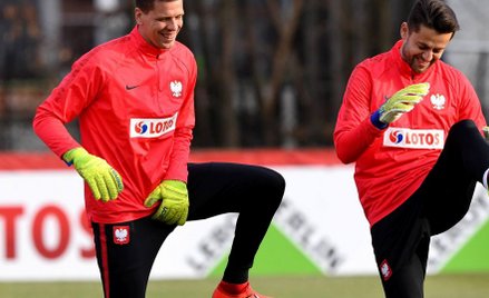 Wojciech Szczęsny (z lewej) i Łukasz Fabiański podczas treningu w Warszawie. Z Austrią zagra Szczęsn