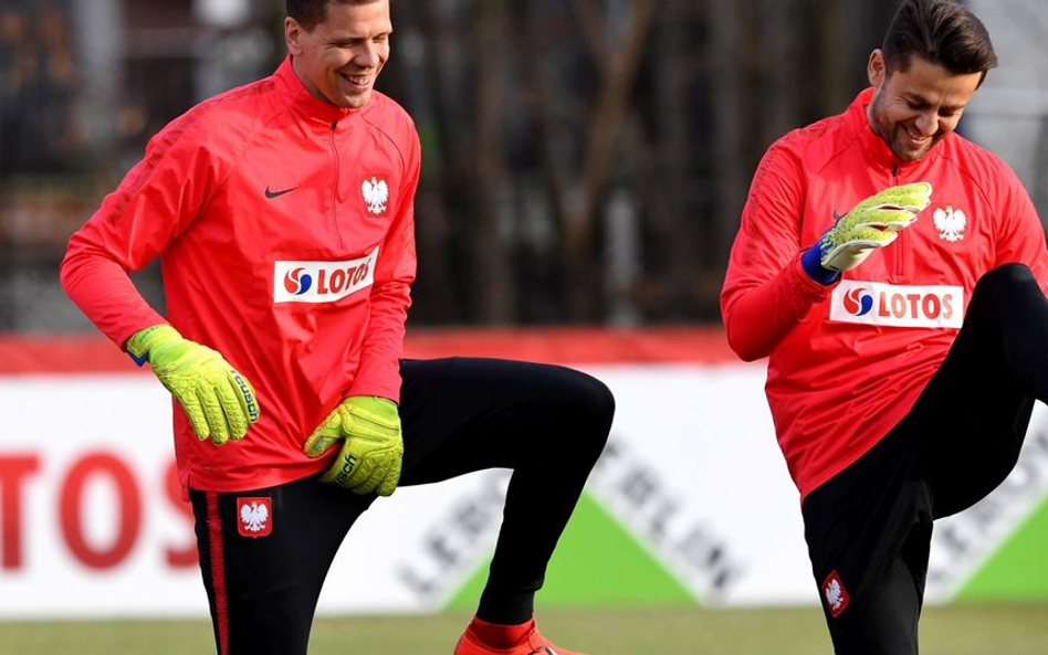 Wojciech Szczęsny (z lewej) i Łukasz Fabiański podczas treningu w Warszawie. Z Austrią zagra Szczęsn