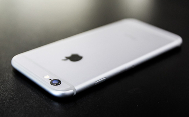 iPhone 8 ma mieć plastikowe, zakrzywione ekrany od Samsunga