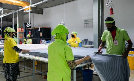 Pracownik tnie kawałek materiału w fabryce odzieży Urmi Group w Narayanganj w Bangladeszu