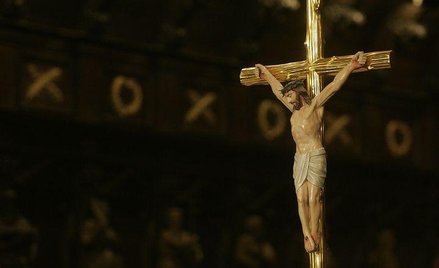 Setki dorosłych idą do chrztu