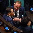 Minister rolnictwa Robert Telus (L) i premier Mateusz Morawiecki (C)