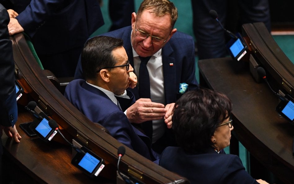 Minister rolnictwa Robert Telus (L) i premier Mateusz Morawiecki (C)