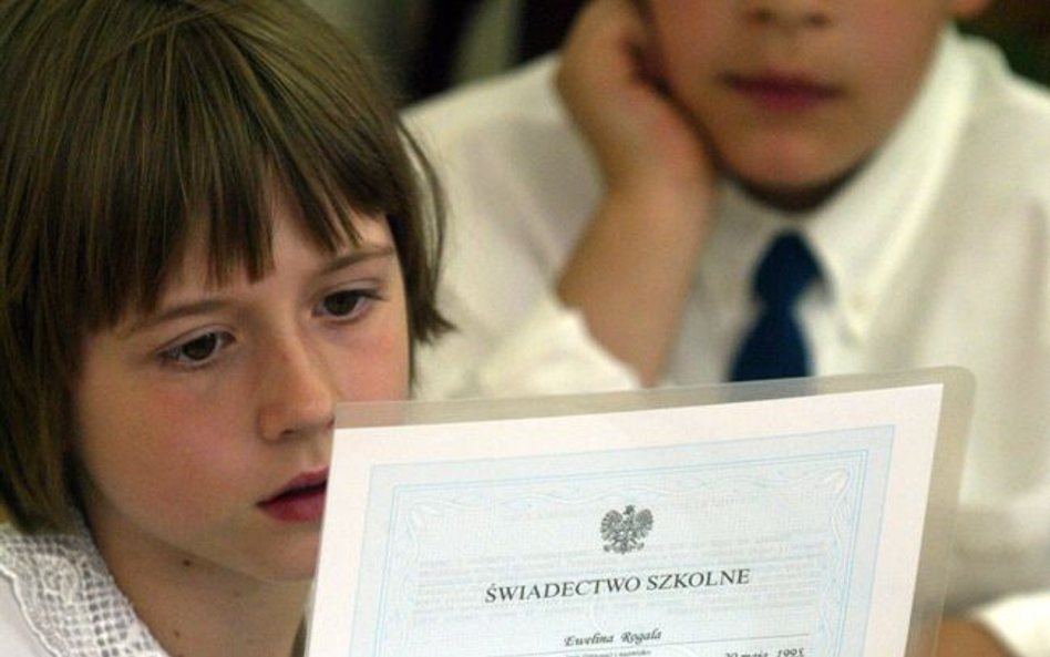 Szkoły mają problem ze świadectwami ósmoklasistów. MEN wyjaśnia, co robić