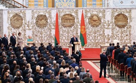 Łukaszenko i jego najwierniejsi zwolennicy – urzędnicy i generałowie – w czasie inauguracji