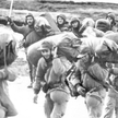 Argentyńscy żołnierze lądujący na Falklandach w 1982 roku