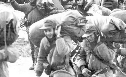 Argentyńscy żołnierze lądujący na Falklandach w 1982 roku