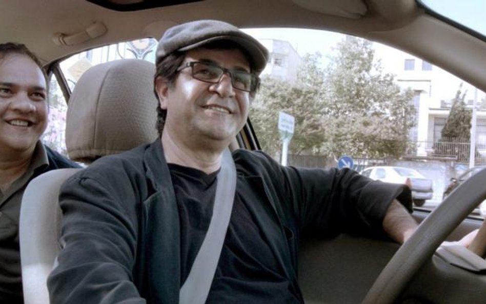 Jafar Panahi sam usiadł za kierownicą taksówki i nakręcił film wart Złotego Niedźwiedzia. Ale pozost