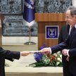 Izaak Herzog (po lewej) przyjmuje listy uwierzytelniające od ambasadora USA