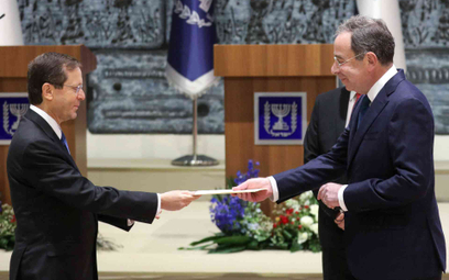 Izaak Herzog (po lewej) przyjmuje listy uwierzytelniające od ambasadora USA