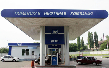 Rosja: ropa tanieje, benzyna drożeje
