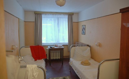 Rekonstrukcja pokoju z czasów KdF w ośrodku w Prorze.