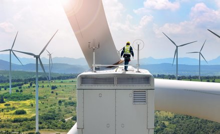 Założenia, że ceny energii będą spadać, idą w kontrze do przewidywań spółek energetycznych. Te oficj