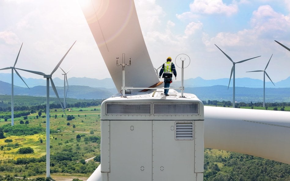 Założenia, że ceny energii będą spadać, idą w kontrze do przewidywań spółek energetycznych. Te oficj