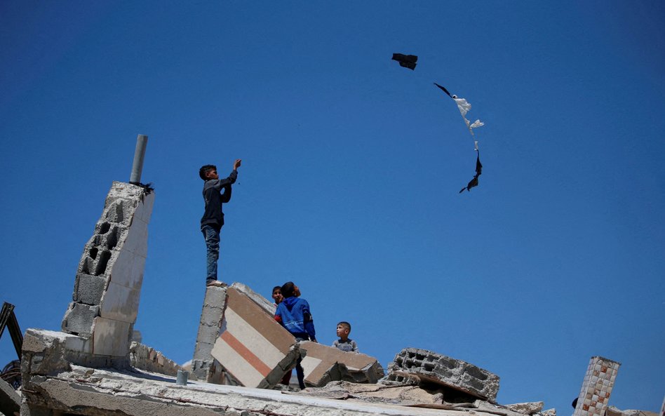 Dzieci bawią się na gruzach w Strefie Gazy