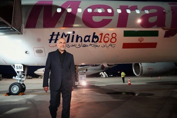 Przewodniczący irańskiego parlamentu Mohamed Bagher Ghalibaf. Napis „#Minab168” na samolocie odnosi 