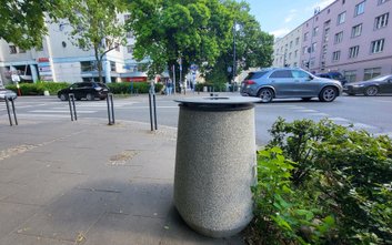 Zadaszenie pełni istotną funkcję – nie tylko chroni przed rozwiewaniem śmieci przez wiatr, ale przed