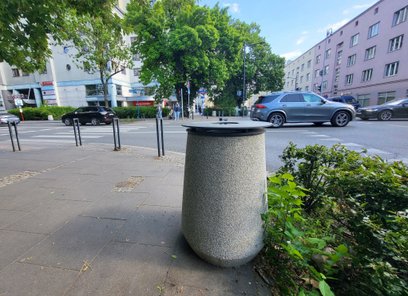 Zadaszenie pełni istotną funkcję – nie tylko chroni przed rozwiewaniem śmieci przez wiatr, ale przed