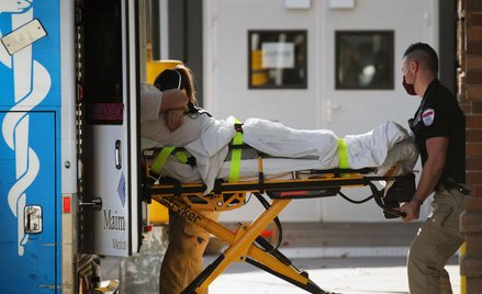 Koronawirus. Dr Stephen Hahn: Znaczny spadek śmiertelności COVID-19 wśród seniorów