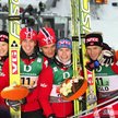 Tom Hilde, Anders Bardal, Mika Kojonkoski, Bjorn Einar Romoren, Anders Jacobsen podczas konkursu dru