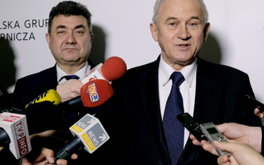 Minister energii Krzysztof Tchórzewski (P) i sekretarz stanu w ME, pełnomocnik rządu ds. restruktury