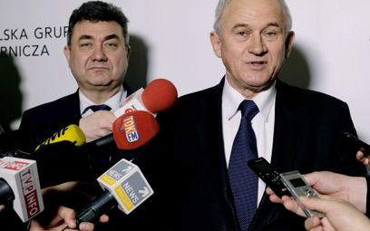 Minister energii Krzysztof Tchórzewski (P) i sekretarz stanu w ME, pełnomocnik rządu ds. restruktury