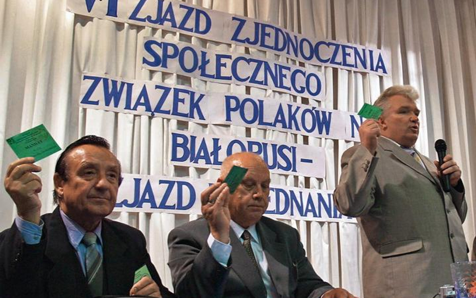 Józef Łucznik (w środku) od sierpnia 2005 roku kieruje kontrolowanym przez władze Związkiem Polaków 