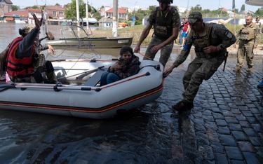 Ukraińskie siły bezpieczeństwa ewakuują mieszkańców Chersonia