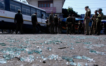 Kaszmir: Wybuch granatu na przystanku. 29 rannych