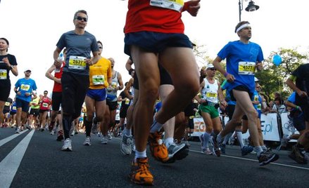 Biegacze w Warszawie w roku ubiegłym. Tegoroczny, 35. PZU Maraton Warszawski odbędzie się w niedziel