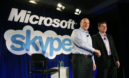 Dyrektor generalny Microsoftu Steve Ballmer (z lewej) i dyrektor generalny Skype'a Tony Bates po zak
