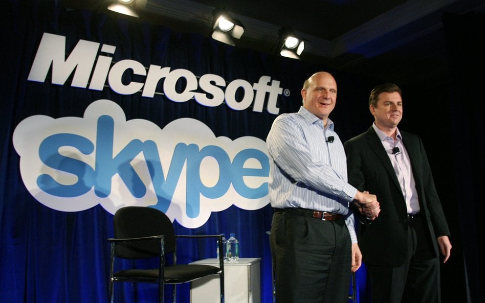 Dyrektor generalny Microsoftu Steve Ballmer (z lewej) i dyrektor generalny Skype'a Tony Bates po zak