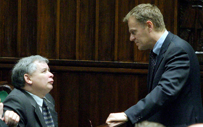 Jarosław Kaczyński i Donald Tusk (na zdjęciu z 2004 r.) przez lata dokonali politycznego zwrotu o 18