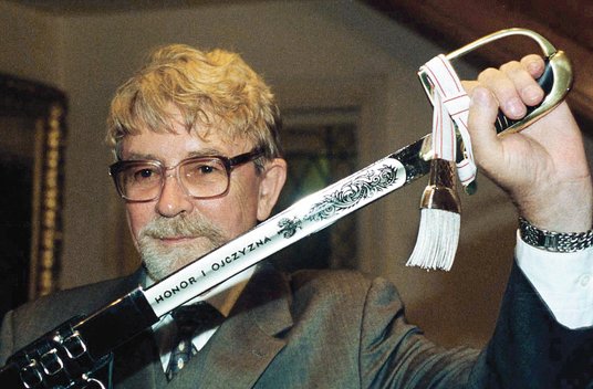 Ryszard Kukliński prezentuje pamiątkową replikę polskiej szabli ułańskiej z 1920 r., otrzymaną od pr