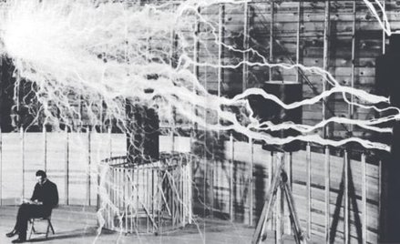 Nikola Tesla (1856–1943) w swojej pracowni. Jego wynalazki do dziś fascynują badaczy i naukowców