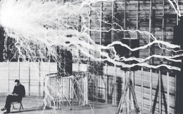 Nikola Tesla (1856–1943) w swojej pracowni. Jego wynalazki do dziś fascynują badaczy i naukowców