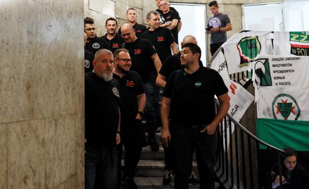 Przedstawiciele górniczych związków zawodowych w siedzibie PGG w Katowicach