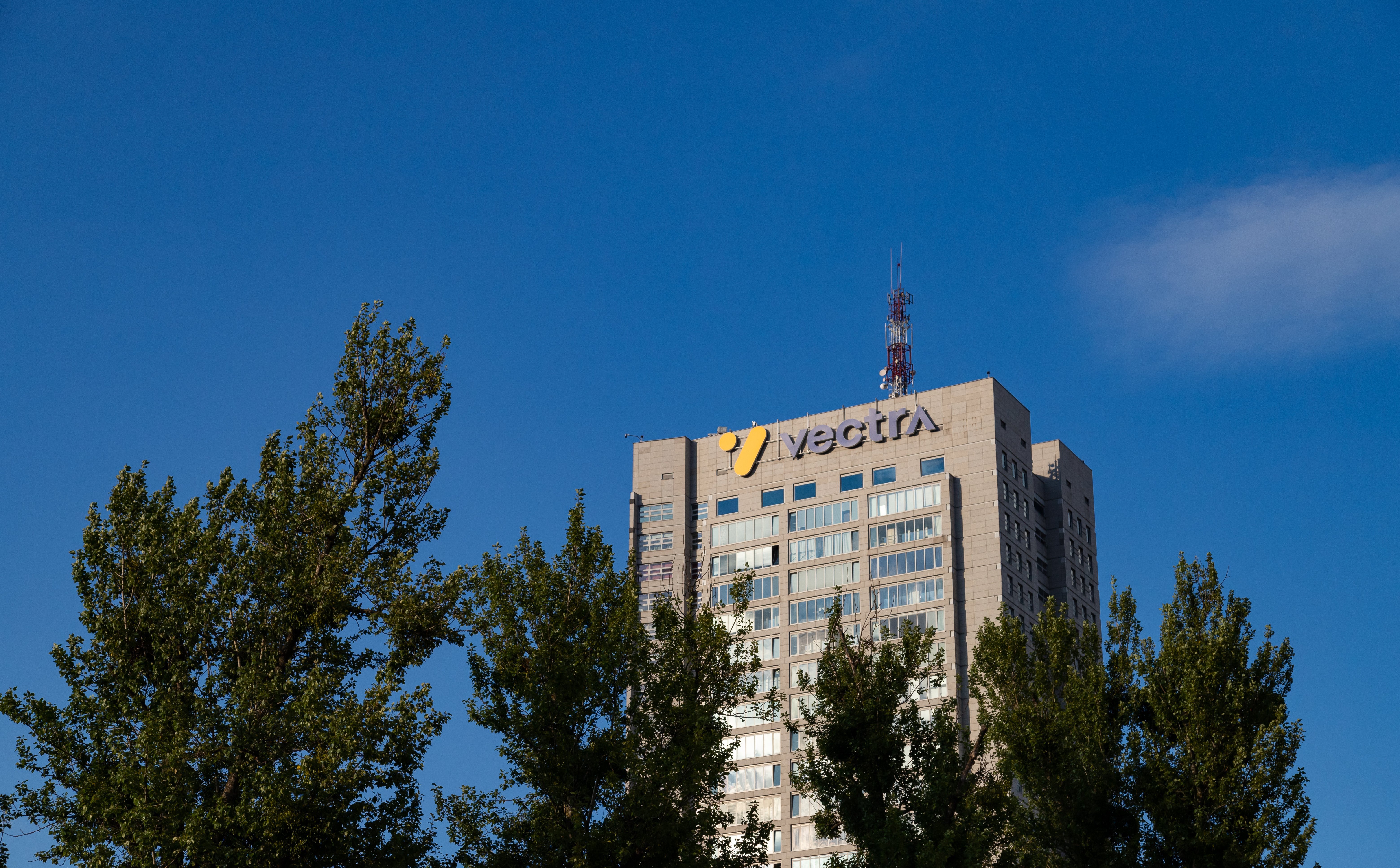 Gigantyczne przejęcie w telekomunikacji. Hurtownik światłowodowy na zakupach