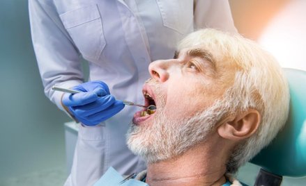 Wyłudzanie refundacji z NFZ: 305 zarzutów dla dentystki