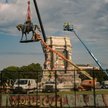 Pomnik generała Lee w Richmond zdejmowany z cokołu