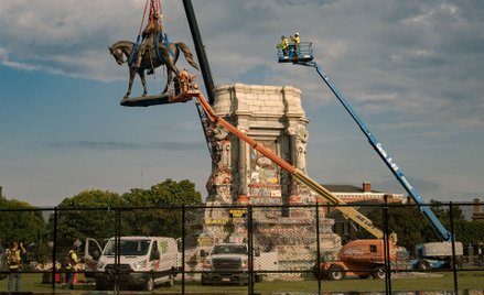 Pomnik generała Lee w Richmond zdejmowany z cokołu