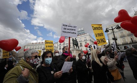 Manifestacja poparcia dla ustawy, dopuszczającej eutanazję w Hiszpanii. Madryt, marzec 2021 r.