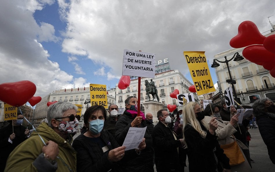 Manifestacja poparcia dla ustawy, dopuszczającej eutanazję w Hiszpanii. Madryt, marzec 2021 r.