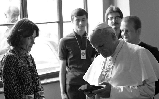 10 czerwca 1979 r. Wanda Rutkiewicz wręczyła Janowi Pawłowi II kamień z Mount Everestu