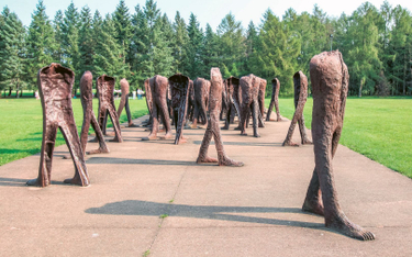 „Caminando”, grupa dwudziestu rzeźb Magdaleny Abakanowicz zostało sprzedane w 2019 roku na aukcji DE