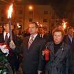 Uczestnicy rzeszowskiej konwencji wyborczej z pochodniami przeszli przed krzyż Ofiar Komunizmu, gdzi