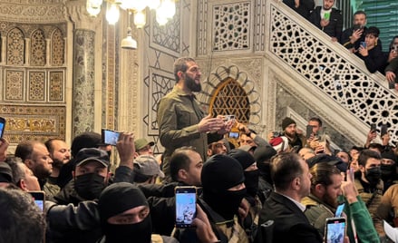 Dowódca rebeliantów, Abu Mohammed al-Golani, przemawia w meczecie w Damaszku